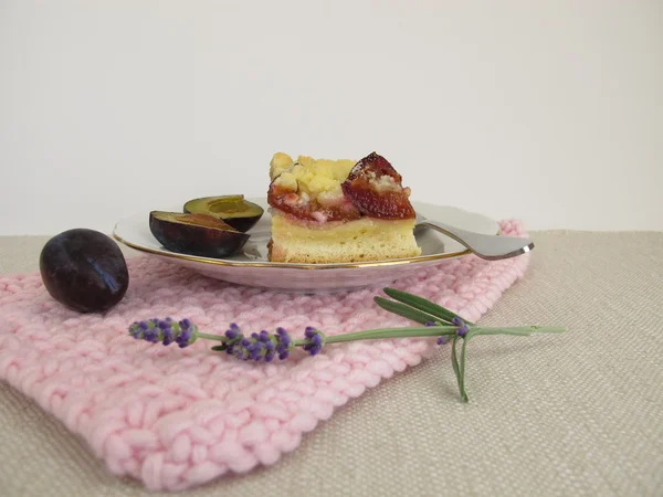 Švestkový koláč s polevou sladká drobenka — Stock fotografie