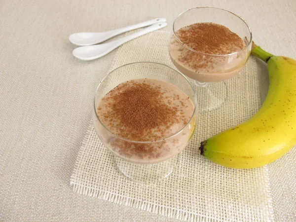 Postre de helado de chocolate casero con plátanos congelados y cacao — Foto de Stock