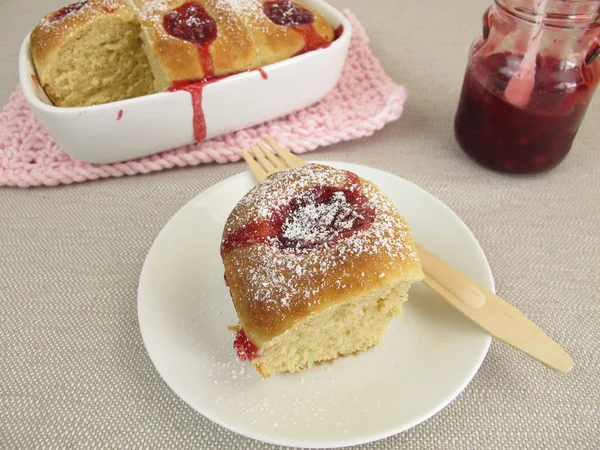 Homemade sweet buns with lingonberry jam and powdered sugar — Stock Photo, Image