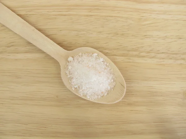 Seis gramos de sal al día en una cuchara de madera — Foto de Stock