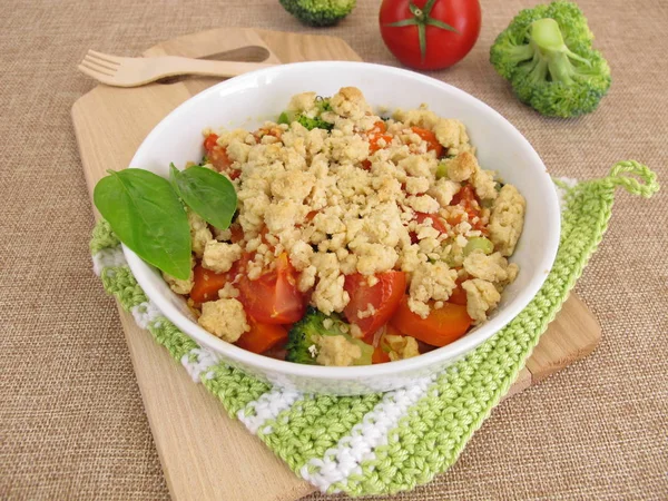 Vegetabiliska smulpaj med morötter, tomater och broccoli — Stockfoto