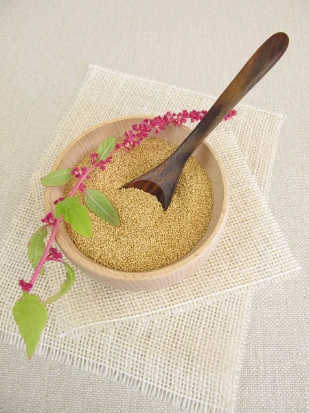 Amarant tohumlar ahşap kase