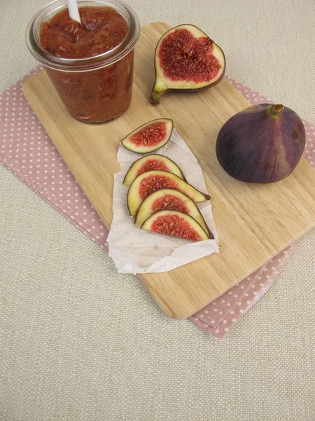Zelfgemaakte fig mosterd en verse vijgen — Stockfoto