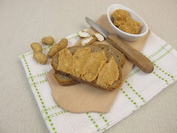 Хлеб с арахисовым маслом — стоковое фото