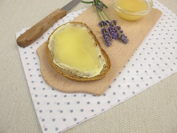 Chleb masło z lawendy miód — Zdjęcie stockowe