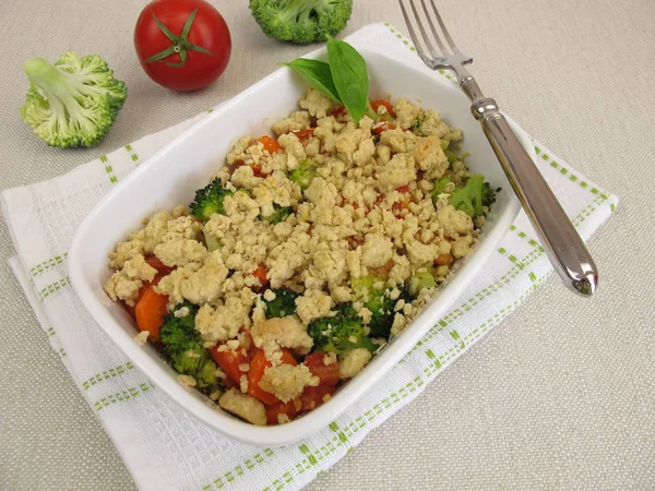 Vegetarian vegetable crumble with carrots, tomatoes, broccoli and crumbs — Stock Photo, Image