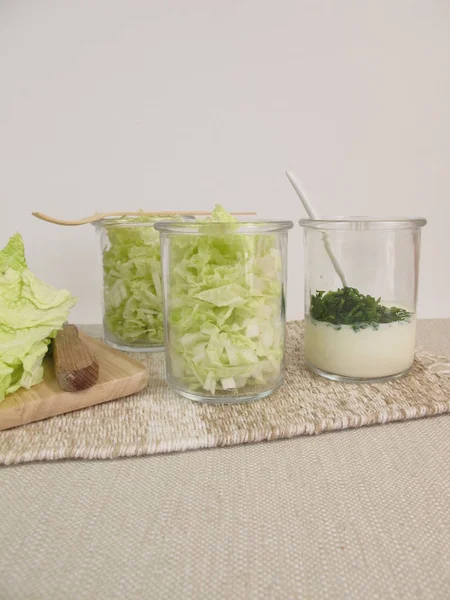 Салат из капусты Напа в стакане с йогуртом — стоковое фото