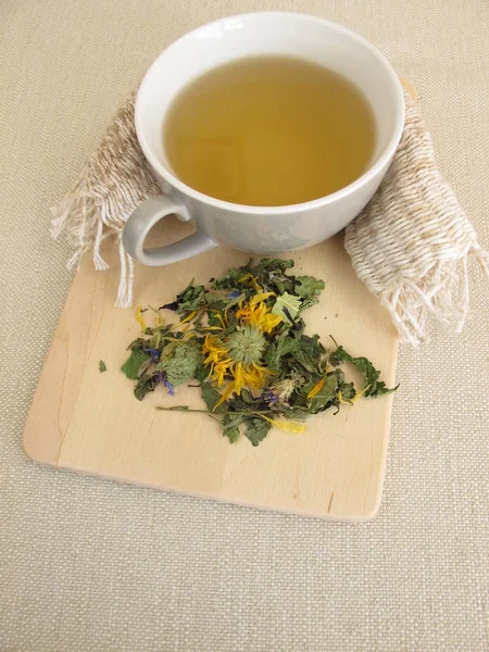 Травяной чай с маргаритой и васильком — стоковое фото