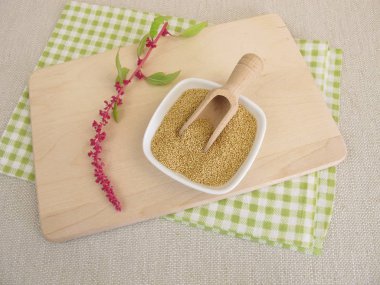 Kabın içinde ham solmayan çiçek tohumları