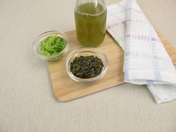 Toner facciale fatto in casa con tè verde e cetriolo contro la pelle impura e secca — Foto Stock