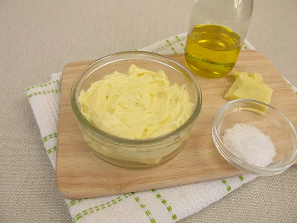 Margarin vegan buatan sendiri dengan minyak biji rami, mentega kakao dan fleur de sel — Stok Foto