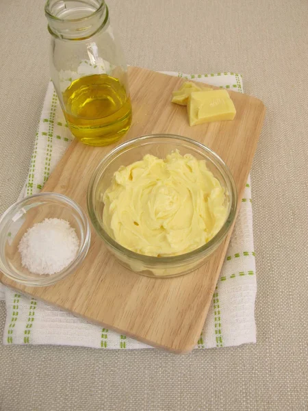 Hausgemachte vegane Margarine mit Rapsöl, Kakaobutter und Fleur de Sel — Stockfoto