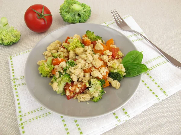 Desmoronamento de vegetais com cenouras, tomates, brócolis e migalhas de parmesão — Fotografia de Stock