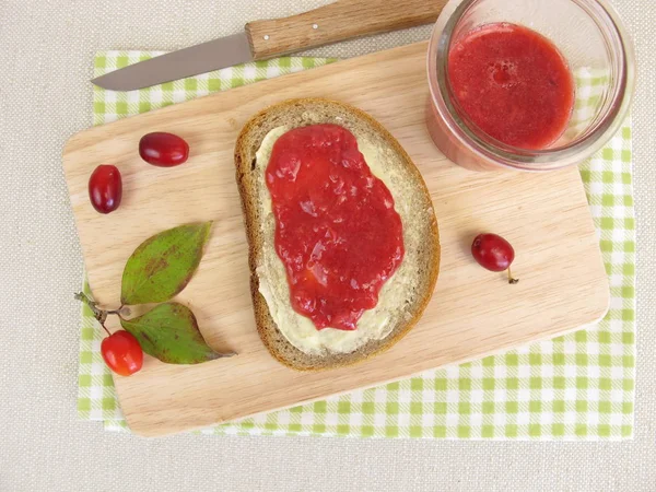 Butter bread with cornelian cherry jam for breakfast — Stock Photo, Image