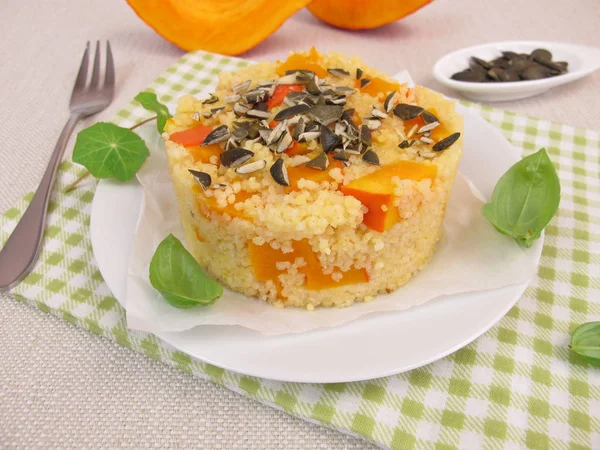 Apéritif au millet, courge kuri rouge et graines de citrouille — Photo