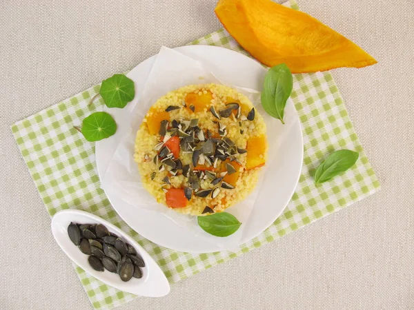 Закуска з пшоном, червоним кабачком та гарбузовим насінням — стокове фото