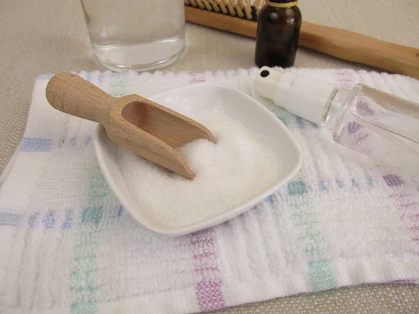 Domácí sprej na vlasy vyrobené z cukru, vody a esenciální oleje — Stock fotografie