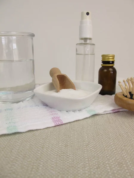 Домашний лак для волос из сахарной воды и эфирного масла — стоковое фото