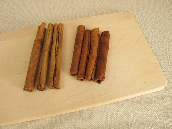 Cassia cinese e bastoncini di corteccia di cannella ceylon — Foto Stock