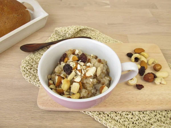 Gezonde brood havermoutpap met noten — Stockfoto