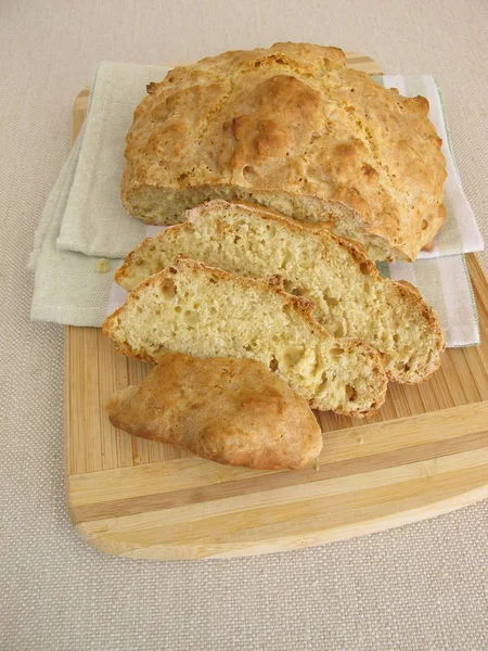 Домашний содовый хлеб и ломтик хлеба — стоковое фото