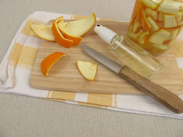 Detergente orgánico para el hogar con cáscara de naranja y vinagre en botella de spray — Foto de Stock