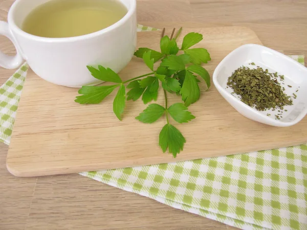 Tee mit Liebstöckel — Stockfoto