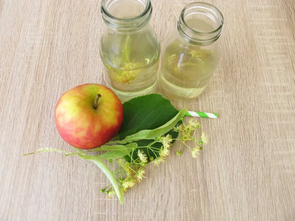 Freshly made lemonade with tilia flowers and apple juice — Stock Photo, Image