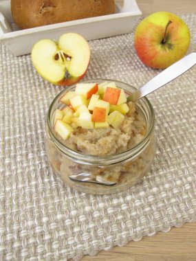 Ekmek püresi ile elma