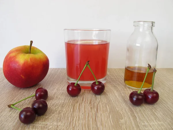 Кислый лимонад с кислыми вишнями, лимоном и яблочным уксусом — стоковое фото