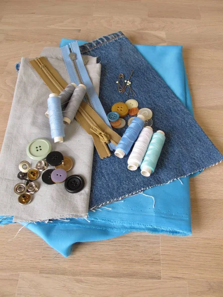 Sewing material with fabric, twine and buttons — Stock Photo, Image