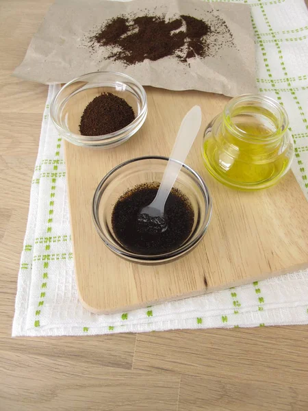 乾燥に使用されるコーヒーかすからオリーブ オイル石鹸・ ボディ ・ スクラブ — ストック写真