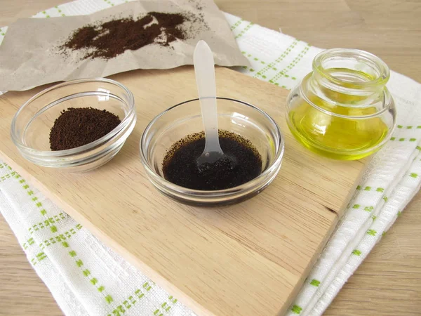 Exfoliante de jabón corporal de café seco usado y aceite de oliva — Foto de Stock