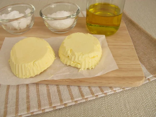 Házi vegán margarin, repcemagolaj, kókusz olaj és a fleur de sel — Stock Fotó
