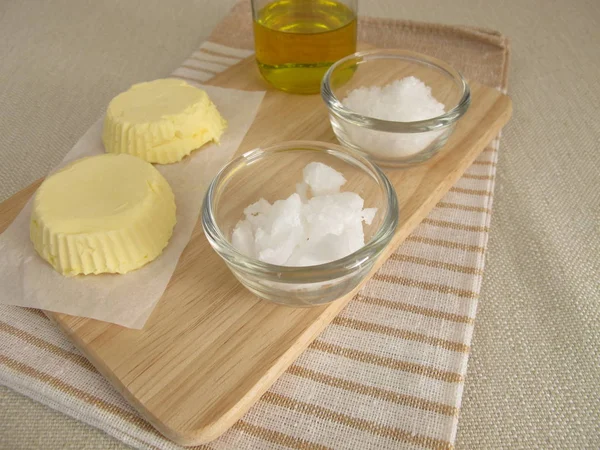 Margarin vegan buatan sendiri dengan minyak biji rami, minyak kelapa dan fleur de sel — Stok Foto