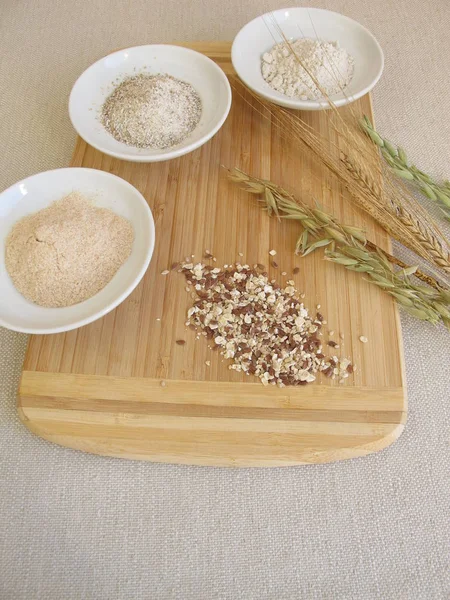 Ingredienti per pane di segale con farina di segale, semole di segale, pasta madre di segale e miscela di semi — Foto Stock