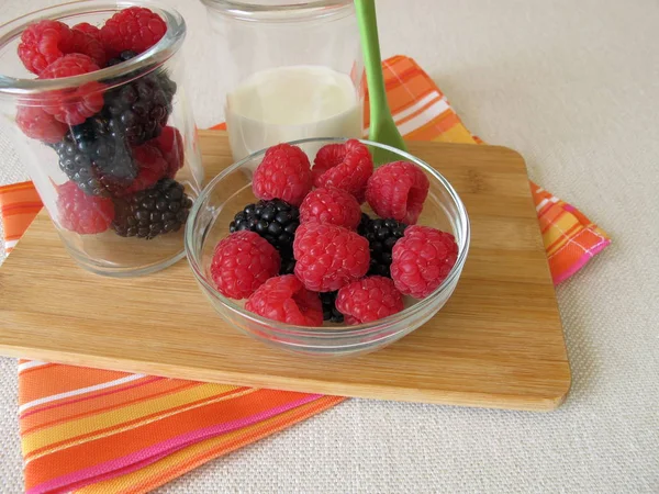 Yogur de frutas para prepararse sin azúcar con frambuesas y moras — Foto de Stock