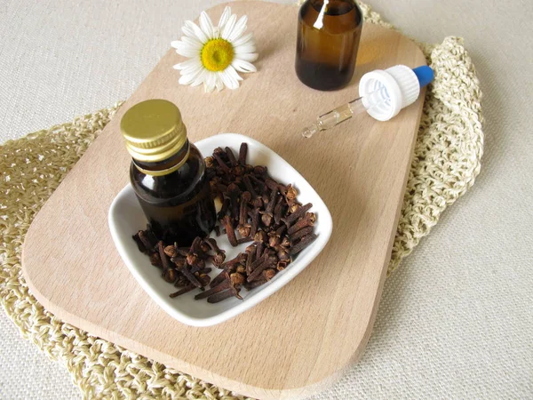 Repellente per insetti fatto in casa con olio di chiodi di garofano da applicare sulla pelle — Foto Stock