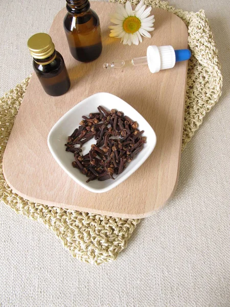 Hemmagjord insektsmedel med kryddnejlika olja till tillämpad på huden — Stockfoto