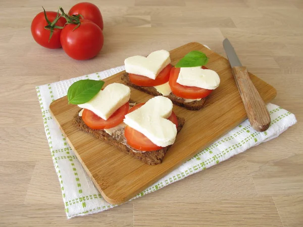 Λιναρόσπορος ψωμί με ντομάτα, μοτσαρέλα καρδιά και βασιλικό — Φωτογραφία Αρχείου