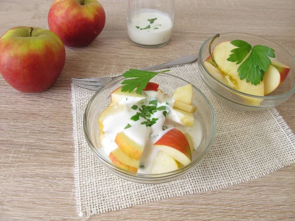 Elma sirkesi ile yoğurt içinde meyve salatası elma ve kereviz yaprakları — Stok fotoğraf