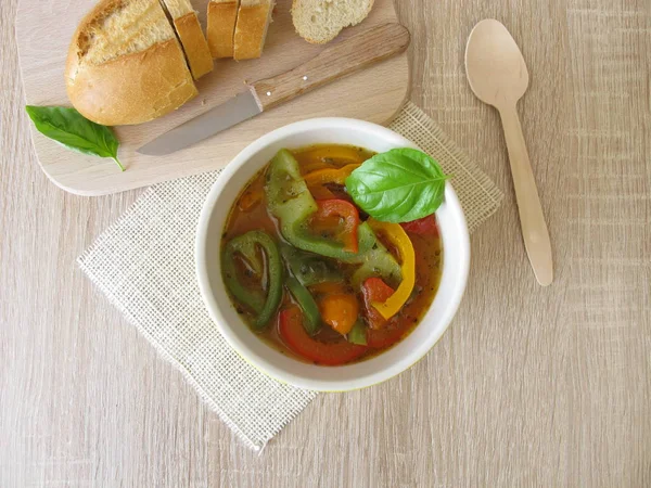 Homemade bell pepper soup with red, green and yellow bell pepper — Stock Photo, Image