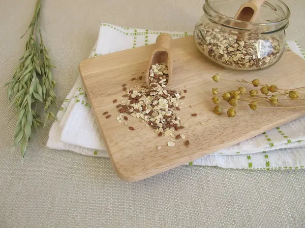 Haddelenmiş yulaf, flaxseeds ve susam kavanoza tohum karışımı — Stok fotoğraf