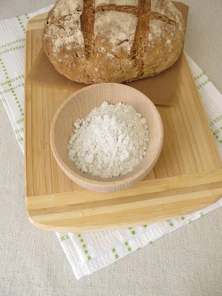 Pão de centeio caseiro e farinha de centeio — Fotografia de Stock