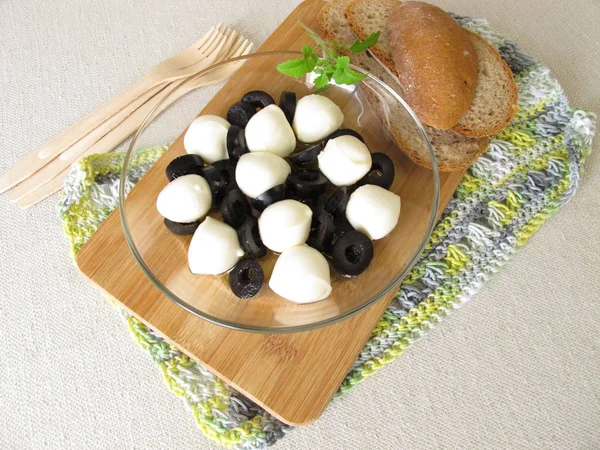 Antipasto com azeitonas pretas e bolas de mussarela em azeite — Fotografia de Stock