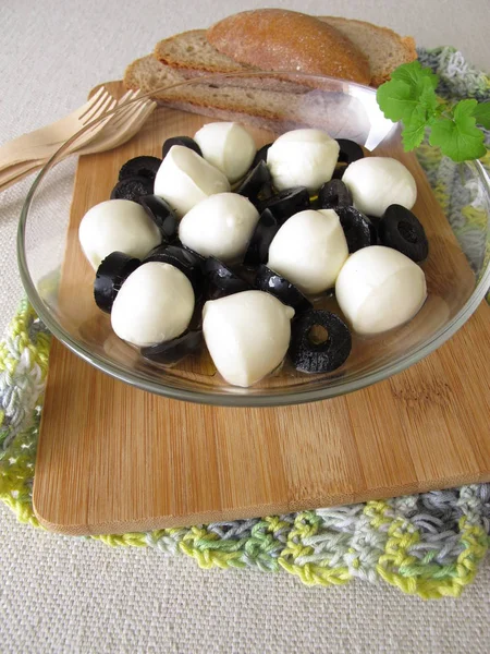 Antipasto com azeitonas pretas e bolas de mussarela em azeite — Fotografia de Stock