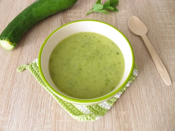 Soupe de courgettes maison dans un bol à soupe — Photo