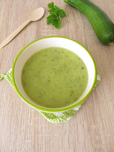 Homemade zucchini soup in soup bowl — Stock Photo, Image