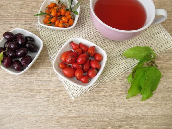 Vruchten thee met Carneool kersen, rose hip en zee duindoorn — Stockfoto