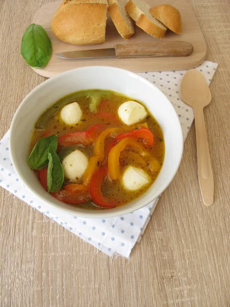 Paprika-Suppe mit Mozzarella — Stockfoto